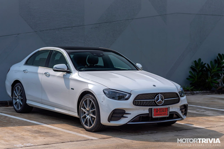 Mercedes-Benz Thái Lan đã cho ra mắt thế hệ E-Class 2021. Xe được phân phối với 3 phiên bản gồm E 300 e Avantgarde, E 220 d AMG Sport và E 300 e AMG Dynamic,  giá xe Mercedes-Benz E-Class 2021 bán ra từ 3,19 triệu Baht (106.290 USD - khoảng 2,46 tỷ đồng) và 3,77 triệu Baht (125.540 USD - khoảng 2,9 tỷ đồng).  