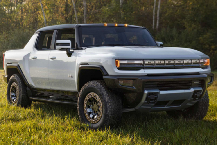 Chiếc  GMC Hummer EV đầu tiên được bán vào tối thứ Bảy tuần qua tại buổi đấu giá Barrett-Jackson 2021 ở Arizona. Theo phát ngôn viên của GM, một người phụ nữ (giấu tên) đã chấp thuận mức giá 2,5 triệu USD cho chiếc GMC Hummer EV với số VIN 001.