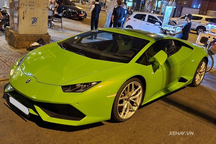 Dù đã "định cư" tại Việt Nam được gần 6 năm nhưng số lần mà  siêu xe Lamborghini Huracan LP610-4 này được xuất hiện trên phố chỉ đếm trên đầu ngón tay. Xe sở hữu màu ngoại thất xanh cốm bắt mắt - cũng rất ít thấy trên những chiếc Huracan ở nước ta.