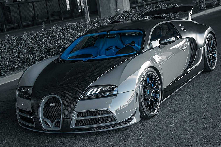 Là một dòng xe được ra mắt từ khoảng 20 năm về trước,  siêu xe Bugatti Veyron sở hữu một thiết kế “không tuổi” cùng với nhiều năm giữ vững ngôi vị “Ông hoàng tốc độ”. Chiếc xe được đặt theo tên của tay đua Pierre Veyron- Người đã từng giành chức vô địch tại giải đua 1930 Geneva Grand Prix với chiếc Bugatti Type 37A.