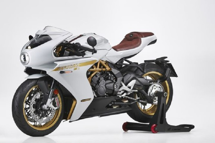 Cách đây ít ngày, MV Agusta vừa chính thức ra mắt phiên bản 2021 cho mẫu sport classic Superveloce 800 với một số nâng cấp nhỏ về mặt trang bị. Khác với đời xe trước đó,  MV Agusta Superveloce 800 2021 mới sẽ có thêm phiên bản S đặc biệt với ngoại hình điệu đà và bắt mắt hơn.