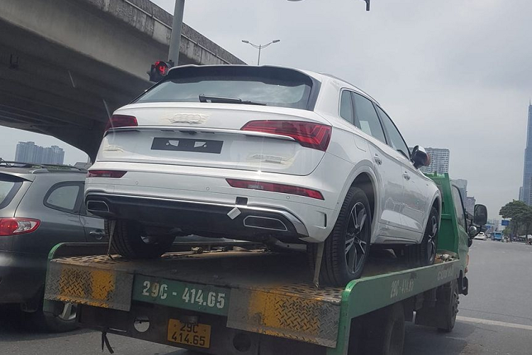 Một người dùng mạng xã hội mới đây vừa đăng tải hình ảnh về chiếc  Audi Q5 2021 mới đầu tiên tại Việt Nam đang trên xe chuyên dụng di chuyển ở đường phố Hà Nội. Theo nhận định, khả năng cao đây là xe được nhập về theo diện chính hãng và có thể đã có chủ nhân đặt trước.