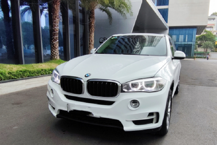 Trước khi BMW lần đầu giới thiệu mẫu xe X7 hoàn toàn mới cách đây 2 năm.  BMW X5 thế hệ cũ (F15) từng nắm giữ vai trò là mẫu SAV đầu bảng của thương hiệu xe Đức. Chiếc BMW X5 thế hệ thứ 3 phiên bản xDrive30d được xem là hàng hiếm tại Việt Nam khi sử dụng động cơ dầu tiết kiệm và mô-men xoắn mạnh mẽ, phù hợp với những khách hàng thích xe máy dầu.