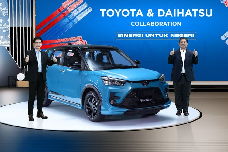 Hôm qua, ngày 30/4/2021, hãng Toyota đã chính thức giới thiệu cặp đôi SUV cỡ nhỏ Raize và Daihatsu Rocky tại thị trường Indonesia. Tại thị trường này,  Toyota Raize 2021 mới được chia thành 3 phiên bản, bao gồm 1.2 G, 1.0 Turbo G và 1.0 Turbo GR Sport.