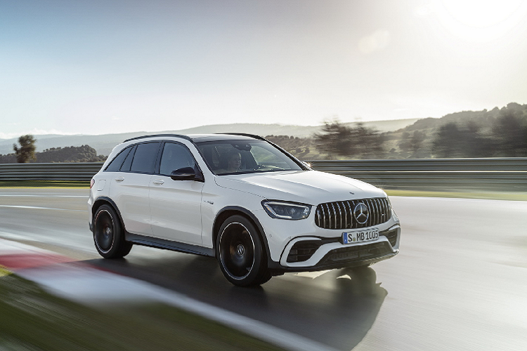  Mercedes-AMG GLC 63 S 2022 mới được trang bị động cơ V8 4.0 lít tăng áp kép, sản sinh công suất 503 mã lực và mô-men xoắn 700 Nm. Động cơ kết hợp với hộp số tự động chín cấp và hệ dẫn động bốn bánh toàn thời gian.