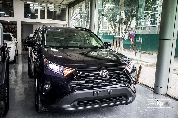 Toyota RAV4 là mẫu Crossover (CUV) còn khá xa lạ với người tiêu dùng ở Việt Nam bởi không được phân phối chính hãng. Tuy nhiên, đây là một trong những chiếc CUV bán chạy nhất trên toàn cầu và đặc biệt là thị trường ôtô Mỹ. Theo báo cáo của Focus2Move, năm 2020 vừa qua, Tập đoàn Toyota Motor (gồm các thương hiệu Toyota, Hino và Daihatsu) tiếp tục là tập đoàn ô tô lớn nhất thế giới với 9,5 triệu xe bán ra trên toàn thế giới. Trong đó,  Toyota RAV4 2021 mới có doanh số đạt hớn 958.824 chiếc và xếp ở vị trí thứ 2 chỉ sau Corolla Altis.