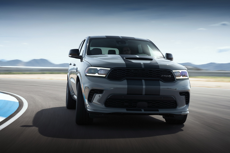  1. Dodge Durango SRT Hellcat (710 mã lực): Đây là mẫu Durango mạnh nhất từng được sản xuất, đồng thời cũng là chiếc  xe SUV mạnh nhất hiện tại. Đúng với tên gọi, mẫu xe này được trang bị động cơ Hellcat siêu nạp 6.2L, sản sinh công suất 710 mã lực và mô-men xoắn 875 Nm. Nhờ hiệu suất này, Dodge Durango SRT Hellcat có khả năng tăng tốc 0-100 km/h trong 3,5 giây, tốc độ tối đa 290 km/h. Mẫu xe này chỉ được sản xuất hạn chế trong vòng một năm. Ảnh: Carscoops.