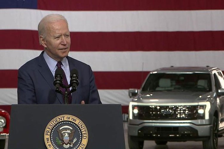 Trong khi Tổng thống Joe Biden phát biểu tại nhà máy, có thể nhìn thấy một nguyên mẫu  Ford F-150 Lightning 2022 mới màu bạc không mang bất kỳ lớp ngụy trang nào. Đây rất có thể là sự cố từ phía nhà máy của Ford khi chiếc xe xuất hiện một cách rất rõ ràng ở ngay phía sau.