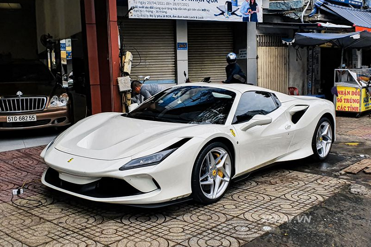 Ngoài màu sơn trắng "độc nhất" thì chiếc  Ferrari F8 Spider mui trần này còn sở hữu một chi tiết khác biệt nữa, đó là bộ mâm 5 chấu màu bạc sáng thay vì sơn đậm như chiếc màu vàng hay tối màu như chiếc màu đỏ, đi kèm là kẹp phanh và chụp la-zăng màu vàng nổi bật.