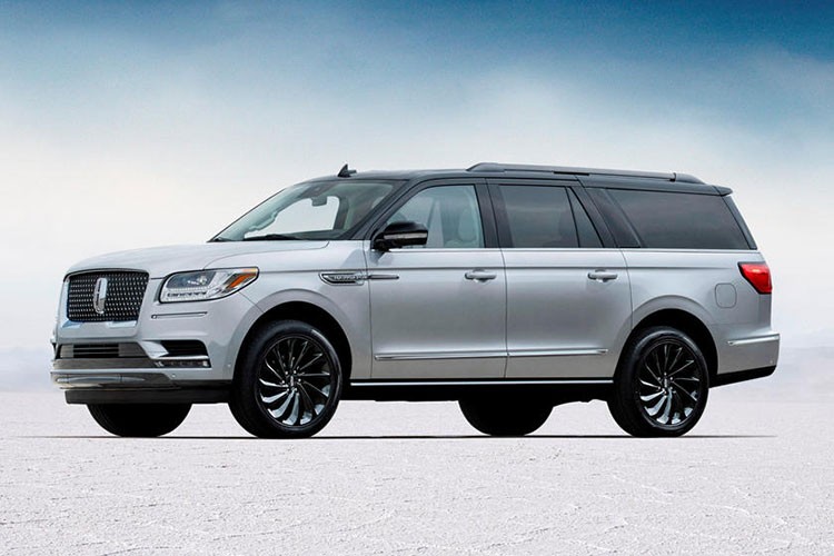 Mới đây, một chiếc  Lincoln Navigator 2022 mới đã được bắt gặp trên đường phố Mỹ khi đang chạy thử nghiệm, điều đáng nói là nguyên mẫu này đã không còn bị bịt kín như trước đây, thậm chí nội thất cũng để lộ nhiều hơn.