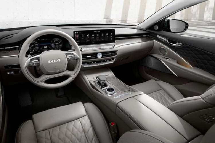 Vài tuần trước,  Kia K900 2022 mới (K9) bản nâng cấp mới nhất đã được ra mắt tại thị trường Hàn Quốc với kiểu dáng sang trọng và tinh tế hơn so với mẫu xe tiền nhiệm. Xe có lưới tản nhiệt mới và rộng hơn, có các chi tiết mạ crôm hình chữ V, đèn pha mảnh, góc cạnh, cản trước lớn, đường thân xe mới và bộ mâm 19 inch thiết kế độc đáo.