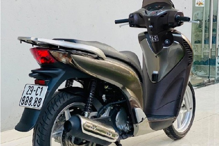 Cận cảnh xe ga Honda SH150i chạy 10 năm bán 890 triệu ở Hà Nội