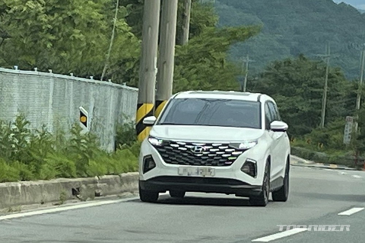 Trong thời gian qua, mẫu MPV cỡ trung  Hyundai Custo 2022 mới đã nhiều lần bị bắt gặp trên đường thử tại Trung Quốc. Sau hơn 1 năm kể từ lần đầu tiên lộ diện, Hyundai Custo đã bất ngờ xuất hiện trên đường phố Hàn Quốc mặc dù mẫu xe này được cho là phát triển dành riêng cho thị trường Trung Quốc.