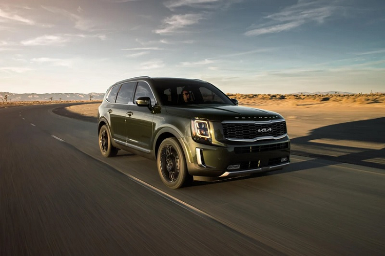 Diện mạo của  Kia Telluride 2022 mới không có gì mới, với thay đổi trực quan dễ nhận thấy nhất là logo mới đặt nổi bật ở chính giữa lưới tản nhiệt trung tâm màu đen.