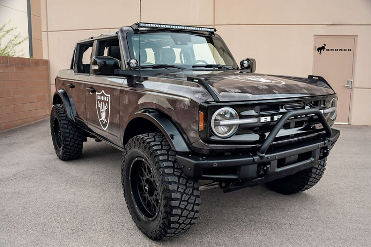 Chiếc  Ford Bronco 2021 mới trong bài có tên đầy đủ là Bronco Raiders Edition, được Maxlider Brothers Customs (Mỹ) phát triển dựa trên bản Bronco Badlands. Bản độ này sẽ được bán đấu giá để quyên góp cho Quỹ tự kỷ Grant A Gift và Quỹ Raiders có trụ sở tại Las Vegas.