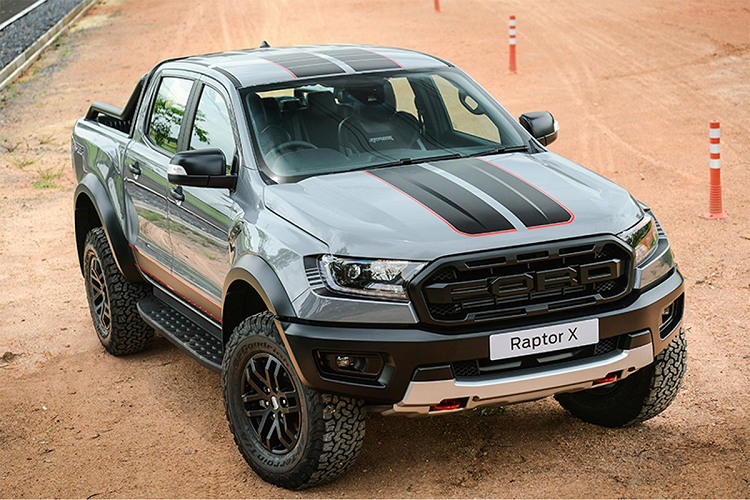 Vừa qua,  Ford Ranger Raptor X 2021 mới đã được ra mắt chính thức tại Thái Lan với các nâng cấp mới hấp dẫn hơn phiên bản hiện tại đang được bán ra ở Việt Nam là Ford Ranger Raptor 2021. Tại Thái Lan, Ford Ranger hiện đang bị Isuzu D-Max và Toyota Hilux "bỏ xa" về doanh số. Vì vậy đây cũng là lý do Ford Thái Lan đã cho ra mắt Ranger Raptor X 2021 với kiểu dáng đặc biệt hơn, thu hút khách hàng hơn.