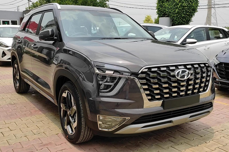 Vào hôm 18/6/2021 vừa qua, hãng Hyundai đã chính thức tung ra dòng SUV 3 hàng ghế Alcazar mới ra thị trường Ấn Độ với giá bán hấp dẫn, dao động từ 1.630.000 - 1.999.000 Rupee (khoảng 507 - 621 triệu đồng). Với giá bán này,  Hyundai Alcazar 2021 mới được định vị giữa 2 mẫu SUV cùng thương hiệu là Creta và Tucson.