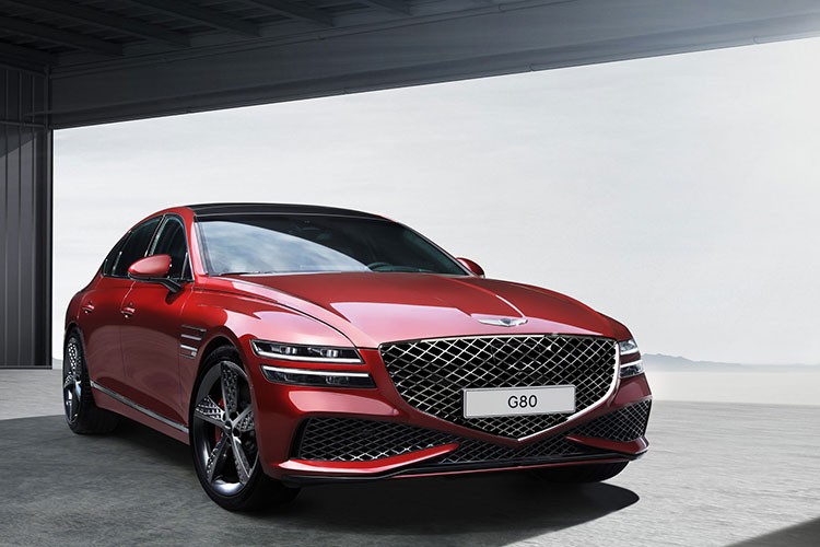 Về diện mạo, so với bản tiêu chuẩn,  Genesis G80 Sport 2022 mới sở hữu một số yếu tố khác biệt như cản trước hình cánh chim 3D tinh chỉnh, các đường cắt ở khe gió trước đặt thấp hơn cùng đèn pha tối màu, mang đến vẻ ngoài hầm hố hơn, cá tính hơn.