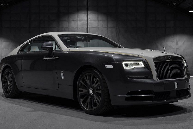  Rolls-Royce Wraith Eagle VIII mới được phát triển trên dòng Wraith Series II. Một trong những khác biệt nổi bật của phiên bản này nằm ở nước sơn ngoại thất 2 tông màu mang tên Gunmetal và Shelby Grey, mâm xe đa chấu với màu sắc tương tự tạo hiệu ứng như những làn mây, lưới tản nhiệt sơn đen mô phỏng khoang động cơ thời điểm năm 1919.