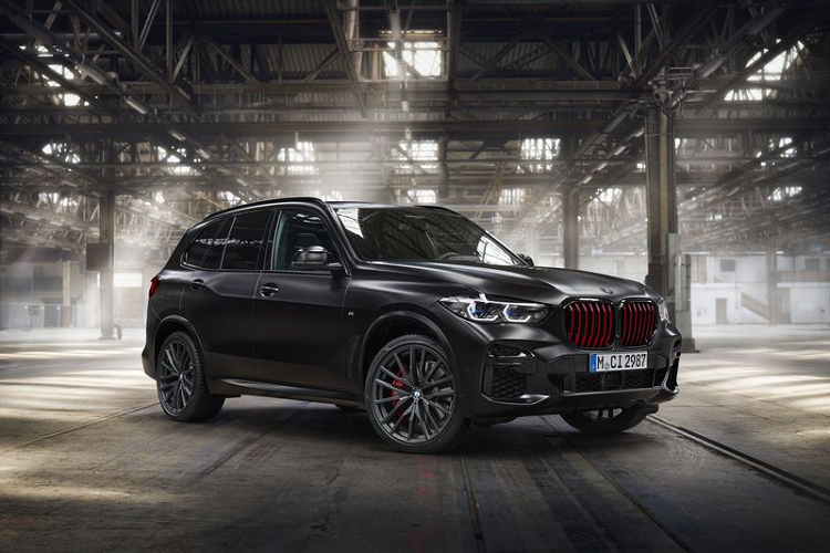 Phiên bản đặc biệt mới của  BMW X5 và X6 có chung tên gọi là Black Vermillion Edition, điểm thu hút đầu tiên khi nhìn vào X5 và X6 Black Vermillion chính là phối màu độc đáo ở ngoại thất, bao gồm sơn kim loại BMW Individual Frozen Black, đèn pha Shadow Line M và các điểm nhấn màu đỏ trên lưới tản nhiệt.