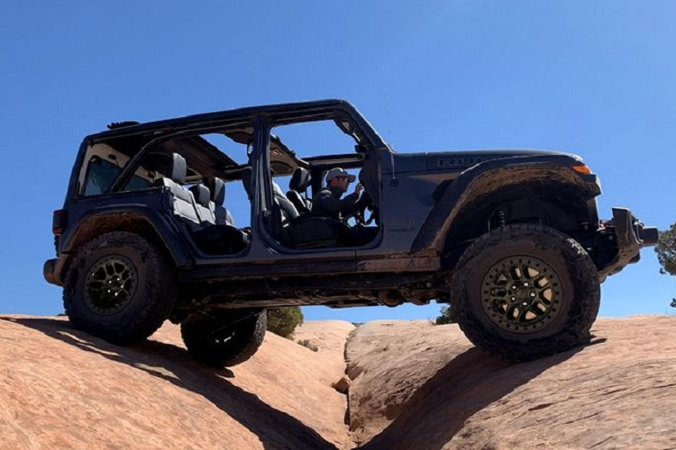  Jeep Wrangler Rubicon Xtreme Recon 2021 là đối thủ xứng tầm của chiếc Ford Bronco Badlands Sasquatch.