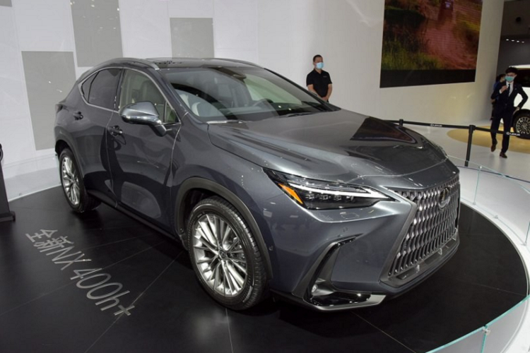 Vào hồi tháng 6 năm nay,  Lexus NX thế hệ mới đã chính thức trình làng. Đến triển lãm Ô tô Quốc tế Quảng Đông - Hồng Kông - Macao 2021, hãng Lexus đã mang mẫu SUV hạng sang này đến trưng bày và giới thiệu với khách hàng Trung Quốc. Trong triển lãm này, hãng Lexus đã trưng bày 2 chiếc NX 2022. Một chiếc thuộc bản NX 400h+ và 1 chiếc thuộc bản NX 350h đi kèm gói phụ kiện thể thao F Sport.