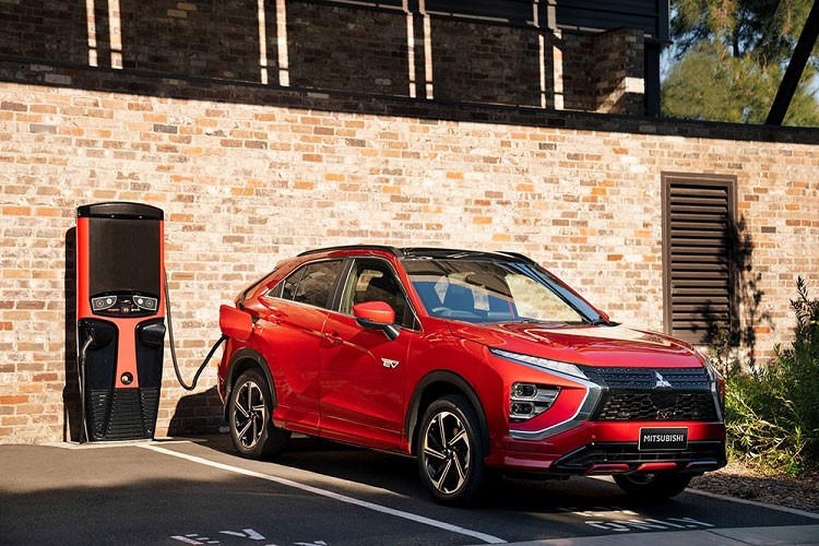  Mitsubishi Eclipse Cross 2021 mới phiên bản nâng cấp đã lần đầu tiên trình làng tại thị trường Nhật Bản vào hồi tháng 10 năm ngoái. Sau hơn nửa năm, mẫu crossover cỡ C này tiếp tục ra mắt thị trường Úc với phiên bản plug-in hybrid (PHEV).