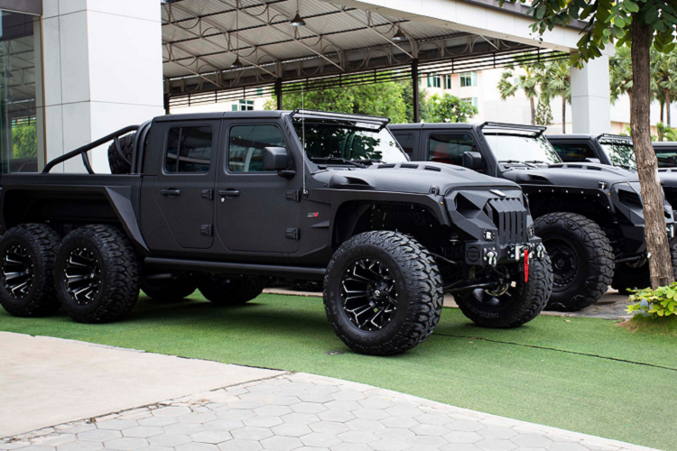 4 chiếc  Apocalypse 6x6 hàng khủng vừa được một showroom tư nhân tại Campuchia đưa về. 4 chiếc được chia làm 2 phiên bản với lưới tản nhiệt và kiểu dáng đèn LED mui khác nhau.