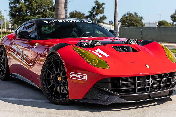 Về nguyên bản,  Ferrari F12 Berlinetta mới có khả năng sản sinh công suất đầu ra lên tới 730 mã lực. Tuy nhiên, nhóm chơi xe Daily Driven Exotics vừa qua đã quyết định nâng cấp cho chiếc xe này nhiều chi tiết về động cơ, điển hình là bộ tăng áp kép giúp mức công suất đầu ra cán mốc 1,500 mã lực – Con số khủng gần tương đương những mẫu Hypercar hàng đầu như Bugatti Chiron.