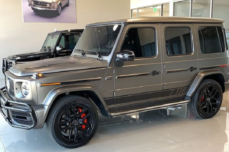  Mercedes-AMG G63 chính hãng đang được phân phối tại Việt Nam với giá 10,95 tỷ đồng, chưa bao gồm các tùy chọn kèm theo. Xe được nhập khẩu nguyên chiếc từ Áo và có 10 lựa chọn màu sơn tiêu chuẩn (cả sơn ánh kim và không ánh kim) là Bạc Mojave Silver, Bạc Iridium Silver, Xám Selenite Grey, Đen Obsidian Black, Đen Magnetite Black, Trắng Polar White, Xanh dương Cavansite Blue, Xanh dương Brilliant Blue, Đỏ Rubellite Red và Xanh lá Emerald Green.