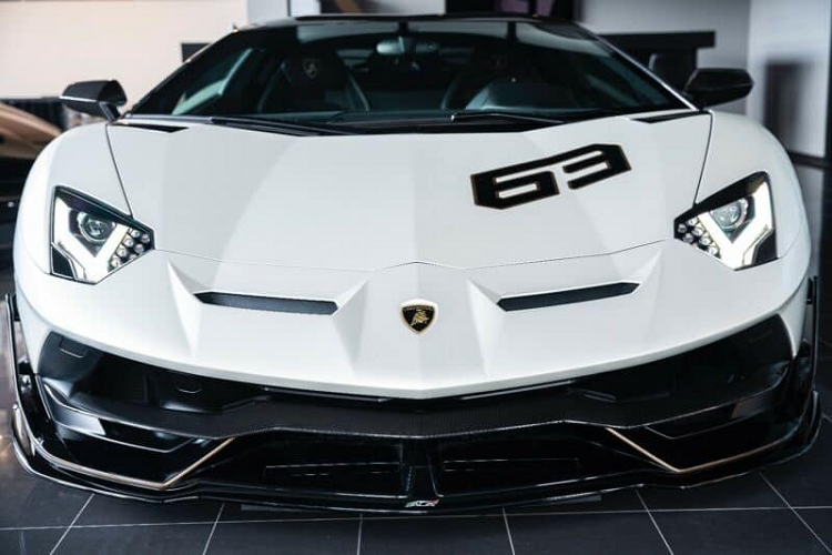 Dòng siêu xe Lamborghini Aventador SVJ được sản xuất giới hạn tổng cộng 963 chiếc trên toàn thế giới, trong đó, chỉ có 900 chiếc xe thuộc bản tiêu chuẩn và số còn lại mang tên gọi  Lamborghini Aventador SVJ63 đặc biệt chỉ được bán ra dành cho các khách hàng VIP.