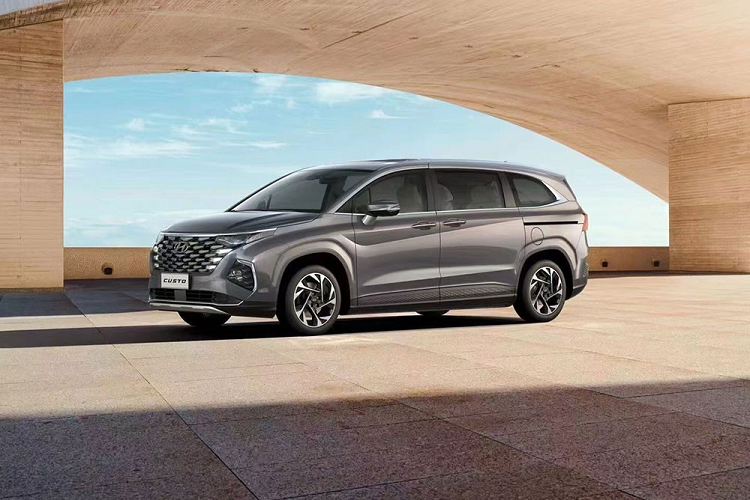 Sau những hình ảnh teaser được tung ra cách đây vài hôm, mẫu MPV cỡ trung  Hyundai Custo 2022 mới đã chính thức được vén màn tại thị trường Trung Quốc. Đây chính là mẫu MPV đầu tiên của liên doanh Beijing Hyundai và được ra đời nhằm đáp ứng nhu cầu mua xe có nội thất rộng rãi cũng như cảm giác lái thoải mái cho các khách hàng.