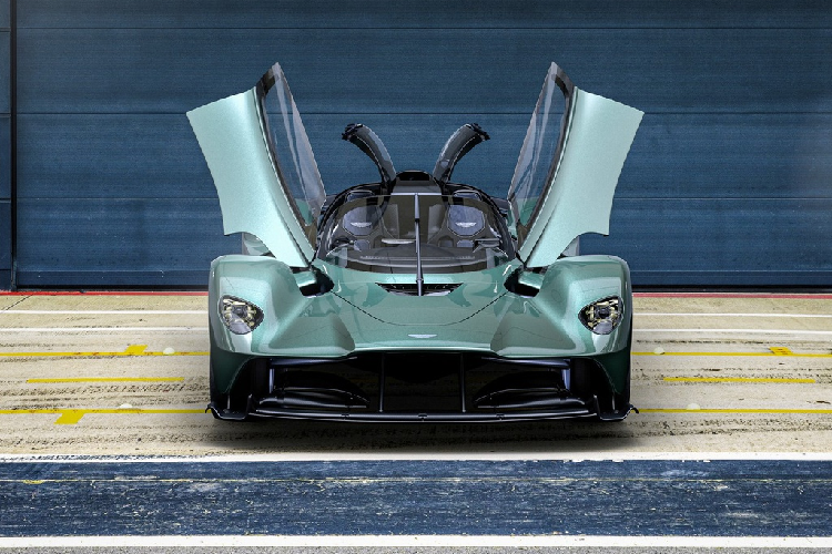  Aston Martin Valkyrie Spider 2021 mới là mẫu xe mui trần nhanh nhất từng được hãng xe đến từ Anh quốc sản xuất. Chiếc xe kế thừa nhiều công nghệ có trên những mẫu xe đua F1 từ đội Red Bull Racing.