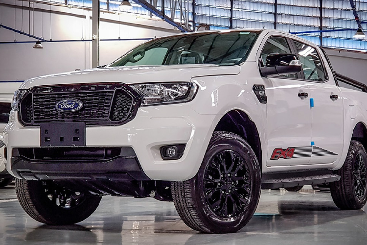 Để mở rộng danh mục phiên bản cho dòng bán tải Ford Ranger, Ford Campuchia tiếp tục bổ sung thêm phiên bản “FX4” nhập Thái mới. Tại Campuchia,  giá xe Ford Ranger FX4 2022 mới bán ra 45.000 USD (khoảng 1 tỷ đồng), phiên bản này sở hữu nhiều trang bị tiện nghi an toàn đủ dùng, ngoại thất đẹp mắt hướng đến khách hàng trẻ đề cao diện mạo thể thao, đi cùng với giá bán dễ tiếp cận hơn các phiên bản cao cấp như Ranger Wildtrak.