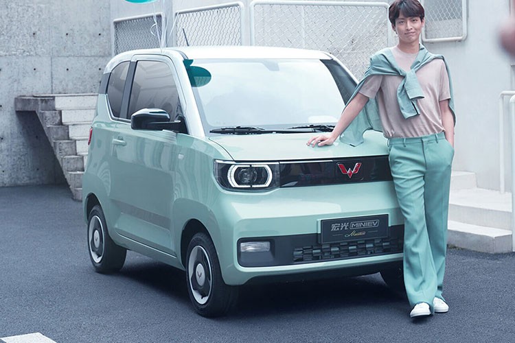  Wuling Hongguang Mini EV siêu rẻ là mẫu ôtô điện đã được tung ra thị trường Trung Quốc vào hồi tháng 7 năm ngoái. Nhờ giá bán dao động từ 29.800 - 38.800 Nhân dân tệ (khoảng 106 - 138 triệu đồng), mẫu xe Trung Quốc do liên doanh của tập đoàn General Motors, công ty SAIC và Wuling Motors sản xuất đã nhanh chóng thành công vang dội trên thị trường.