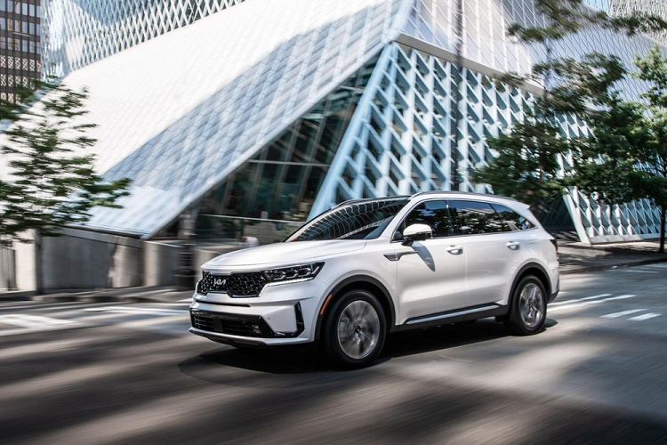 Kia Sorento thế hệ mới đã lần đầu tiên trình làng tại thị trường Mỹ vào tháng 9 năm ngoái. Sau gần 1 năm, hãng xe Hàn Quốc tiếp tục giới thiệu  Kia Sorento Turbo PHEV 2022 mới với người tiêu dùng Mỹ. Sử dụng hệ truyền động plug-in hybrid, đây chính là phiên bản tiết kiệm xăng nhất của dòng Kia Sorento 2022 ở thị trường Mỹ.