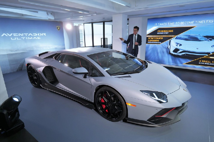 Gần đây, hãng siêu xe Lamborghini đã cho ra mắt chiếc xe Aventador LP780-4 Ultimae như 1 kết thúc đẹp của dòng siêu xe Lamborghini Aventador sau 1 thập kỷ có mặt trên thị trường. Được biết, sẽ có tổng cộng 600 chiếc xe  Lamborghini Aventador LP780-4 Ultimae mới được sản xuất với số lượng bản Coupe là 350 chiếc và bản mui trần là Lamborghini Aventador LP780-4 Ultimae Roadster có số lượng ít hơn 100 xe.