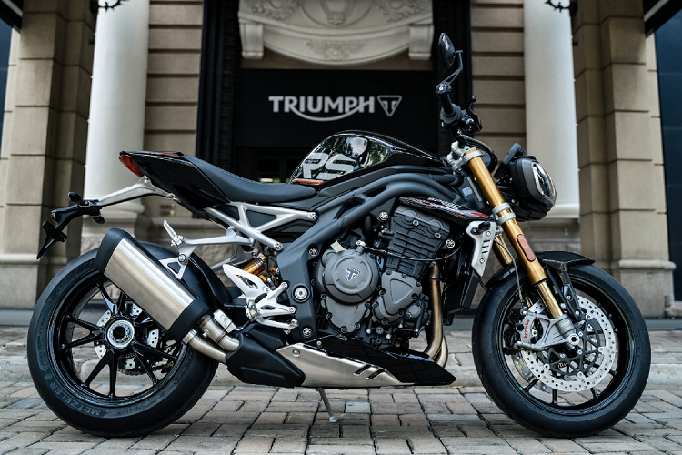  Triumph Speed Triple 2021 mới được hãng xe Anh quốc thiết kế để trở thành một chiếc Streetfighter, không phải là một chiếc Superbike bị loại bỏ phần vỏ. Việc thiết kế mới giúp người lái không chỉ xử lý chiếc xe mạnh mẽ trên đường phố mà hoàn toàn có thể thể hiện sức mạnh trên đường đua.