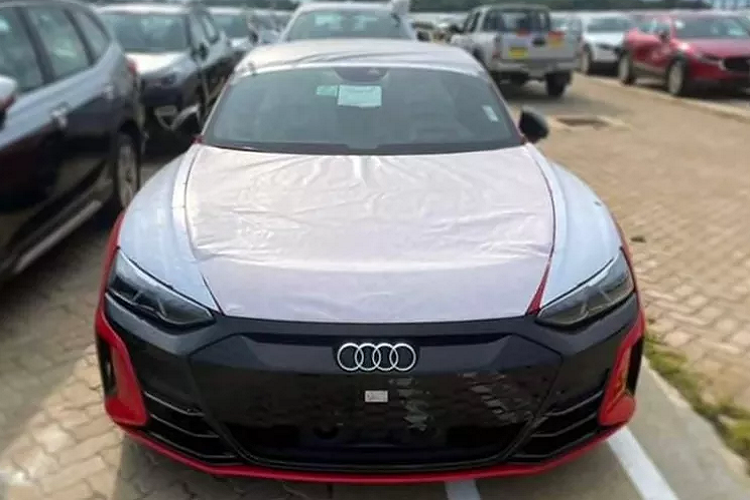  Audi E-tron GT 2022 mới chắc chắn là một trong những mẫu xe có thiết kế nổi bật nhất của thương hiệu xe sang đình đám Đức trong những năm gần đây và nằm ở vị trí hàng đầu trong dải sản phẩm của nhà sản xuất ô tô hạng sang, cả về giá cả và công nghệ.