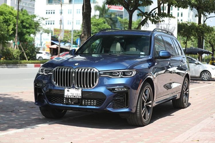 Một chiếc  BMW X7 thế hệ mới phiên bản xDrive 40i M-Sport nhập từ Mỹ đời 2019 đang rao bán lại với giá hơn 6 tỷ đồng. Ở thời điểm hiện tại, giá lăn bánh một chiếc xe tương tự ở Hà Nội hay TP.HCM không dưới 7 tỷ đồng. Trước đó, những chiếc BMW X7 xDrive 40i M-Sport nhập không chính hãng đầu tiên về Việt Nam vào giữa năm 2019 với giá bán khoảng 7 tỷ đồng. Sau khi đăng kí đăng kiểm ra biển trắng Hà Nội, chủ nhân của xe phải chi ra tổng số tiền gần 8 tỷ đồng.