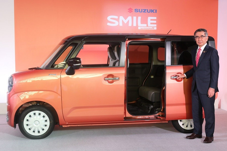 Hãng Suzuki hiện đang sở hữu trong tay dài xe kei car khá hùng hậu tại thị trường quê nhà Nhật Bản. Tuy nhiên, Suzuki không dừng ở đó mà tiếp tục bổ sung thành viên mới cho dòng xe kei car của mình, đó là  Suzuki Wagon R Smile 2021 mới.