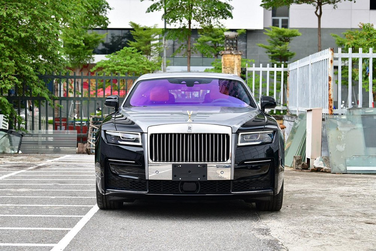 Phong cách chơi xe siêu sang Rolls-Royce tại Việt Nam của các đại gia trong nước là luôn tìm đến các mẫu xe mới nhất để tậu về, trong đó, có nhiều phiên bản được ưa chuộng đặc biệt dù giá lăn bánh tại dải đất hình chữ S có thể lên đến hơn 32 tỷ đồng.