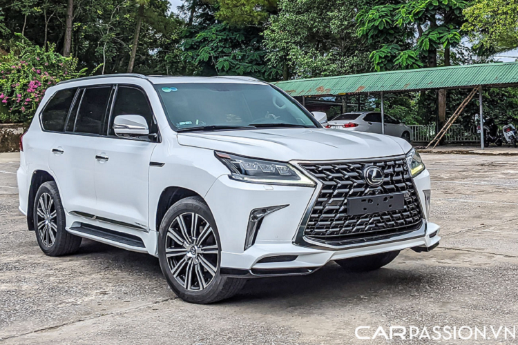 “Chuyên cơ mặt đất”  Lexus LX 570 tại Việt Nam vẫn chiếm được cảm tình của những người mê xe từ nhiều năm nay, tạo dựng được niềm tin của những người sử dụng xe về một chiếc xe sang trong, bền bỉ cùng diện mạo khó “lỗi thời”.