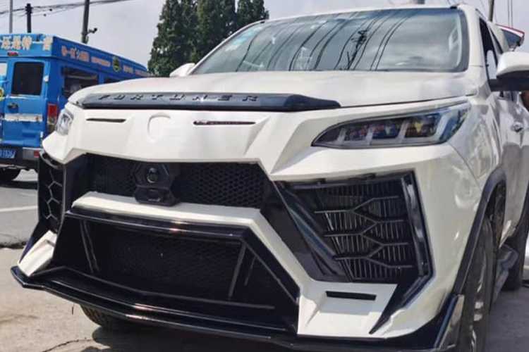 Hiện trên mạng xã hội đang lan truyền hình ảnh về chiếc  Toyota Fortuner độ Lamborghini Urus. Ngay khi đăng tải, ngoại hình lạ lẫm của mẫu SUV Nhật Bản đã nhận được không ít sự quan tâm của cư dân mạng.