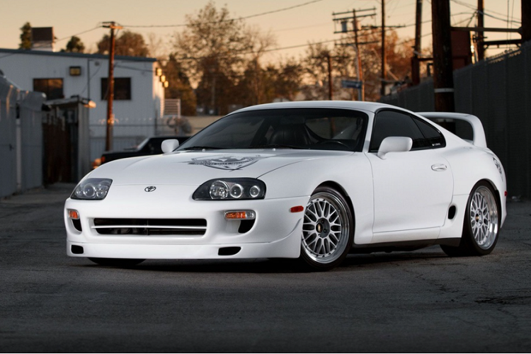 Không chỉ gắn bó với  Toyota Supra thể thao trong loạt phim Fast &amp; Furious, Paul Walker còn sở hữu một chiếc Supra A80 màu trắng.