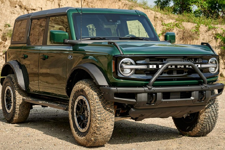 Ford Bronco có thể được xem là mẫu xe hot nhất của Ford nói riêng và thị trường xe ôtô Mỹ nói chung trong năm 2021. Nói cách khác,  Ford Bronco 2021 mới là mẫu xe phải mua trong năm nay của khách hàng Mỹ. Trong khi một số khách hàng muốn mua Ford Bronco do nhu cầu đi lại, số khác lại mua xe để bán lại ngay nhằm kiếm tiền chênh lệch.