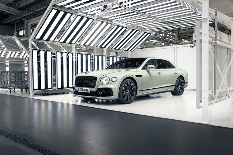 Quay trở lại bảng màu của Bentley là Dove Grey, Claret, Old English White và Oxford Blue. Các tùy chọn màu sơn này đều từng góp mặt trong hơn 30 năm lịch sử hoạt động của thương hiệu, với Dove Grey lâu đời nhất từng xuất hiện trên những chiếc  xe siêu sang Bentley từ những năm 1930.