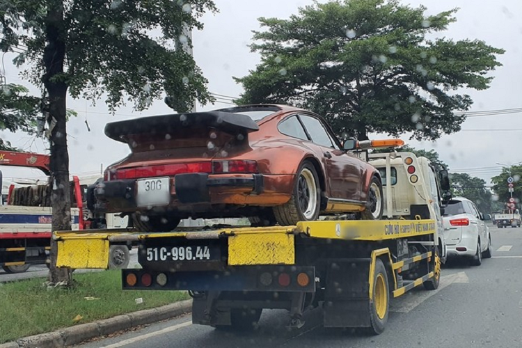 Mới đây, hình ảnh về một chiếc xe chuyên dụng vận chuyển theo mẫu xe  Porsche 930 Turbo hàng hiếm xuất hiện trên đại lộ Nguyễn Văn Linh, quận 7, TP HCM đã thu hút không ít sự quan tâm của giới nhập xe trong nước cũng như các tay chơi xe Porsche. Đây được cho là 1 trong số 4 chiếc Porsche 930 Turbo được mang về Việt Nam nhưng lại là chiếc gây ấn tượng mạnh với màu sơn đồng rất cá tính, trước đó mang màu bạc.