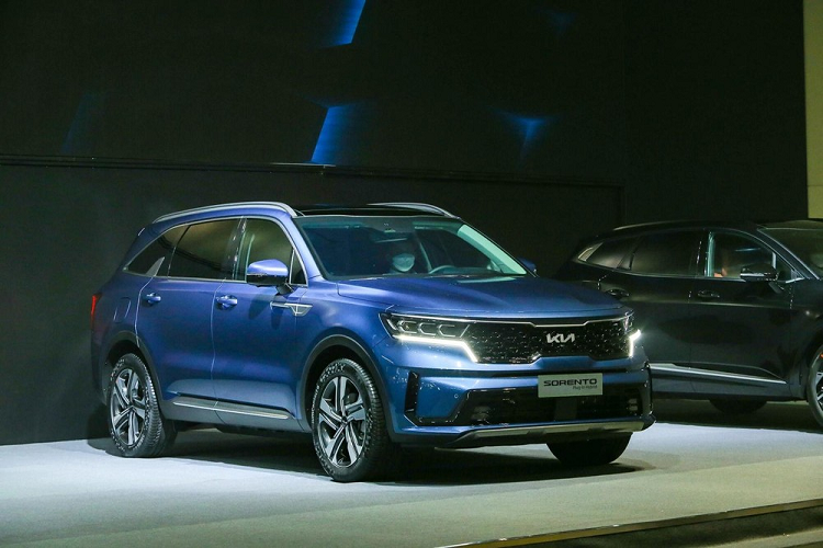 Trong loạt xe được THACO lên kế hoạch ra mắt vào đầu năm sau,  Kia Sorento PHEV 2022 mới (xe hybrid có cổng sạc để nạp năng lượng) sẽ là mẫu xe đến với khách Việt sớm nhất, vào khoảng đầu tháng 3/2022. Xe vẫn sẽ có hệ thống đèn full LED, mâm hợp kim 19 inch cũng như bảng đồng hồ kỹ thuật số và màn hình giải trí 10,25 inch trong phần nội thất