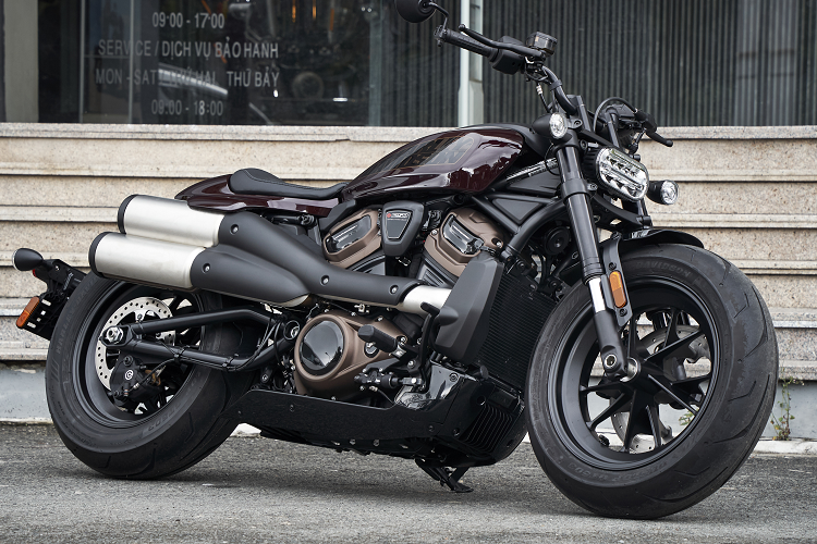 Vừa ra mắt hồi giữa tháng 7 tại Mỹ,  Harley-Davidson Sportster 2021 mới chuẩn bị được ra mắt chính thức tại Việt Nam trong thời gian tới, gia 1ba1n cũng đã được hé lộ. Harley-Davidson Sportster S là mẫu xe thứ hai được trang bị động cơ Revolution Max 1250 sau mẫu Adventure Pan America 1250.